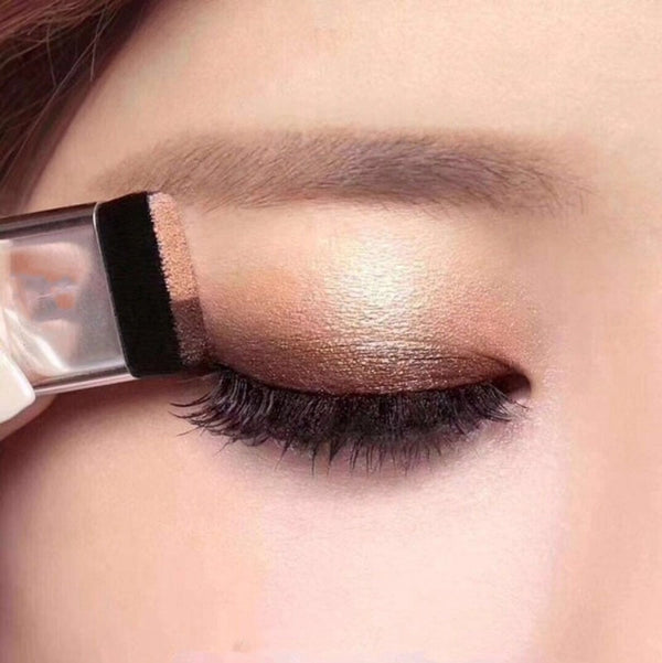 Kompakte matte Lidschattenpalette mit Pinsel